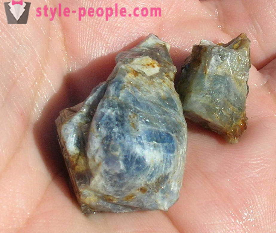 Stjerne safir: sten beskrivelse, fotos i smykker