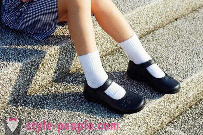 Hvordan til at vælge de sko til piger i skole: Tips og anmeldelser på producenter