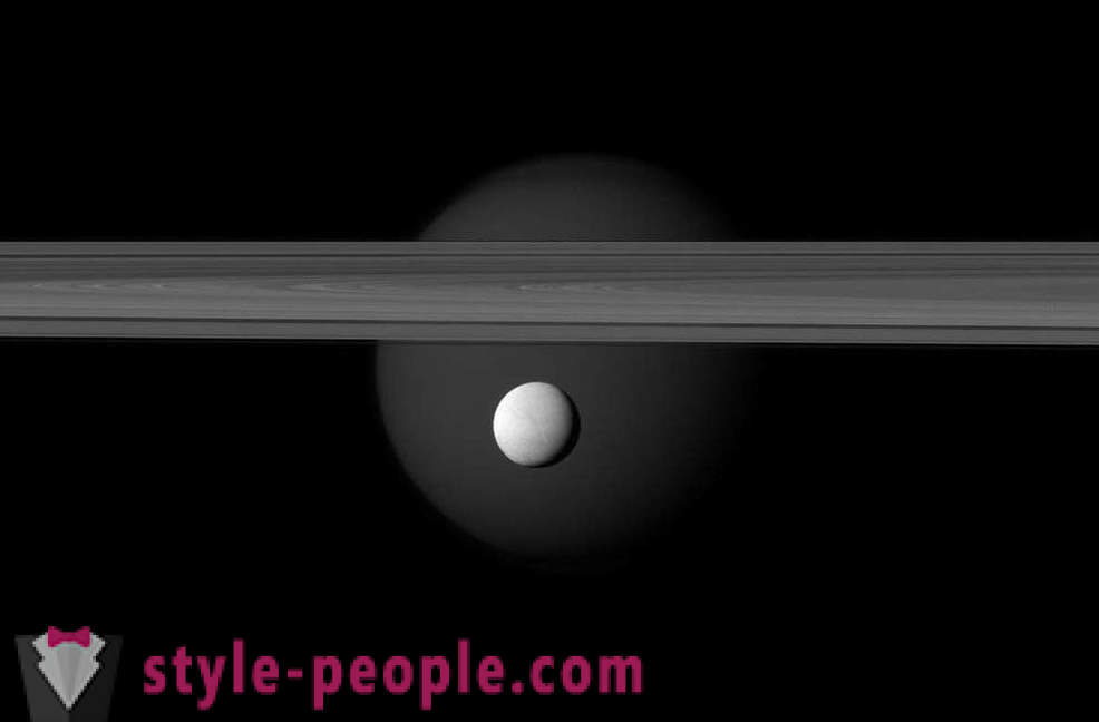 Sjette satellit af Saturn i linsen