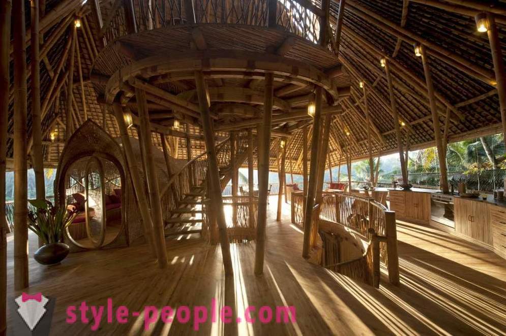 Hun forlade sit job, gik til Bali og bygget et luksuriøst hus af bambus