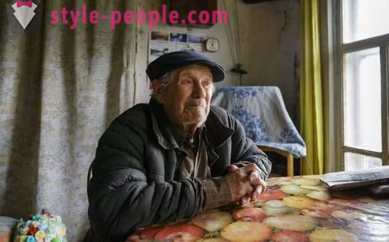 85-årige landsby lærer har samlet sig på huset, men han gav penge til forældreløse børn