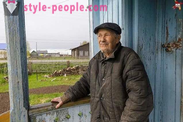 85-årige landsby lærer har samlet sig på huset, men han gav penge til forældreløse børn