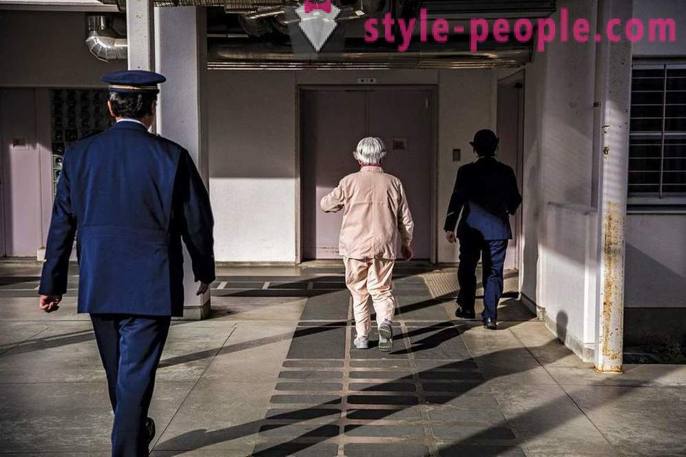 Ældre japanske folk har en tendens til et arresthus