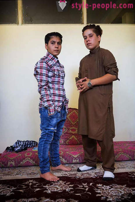 Hvorfor er rejst som drenge i Afghanistan, nogle piger