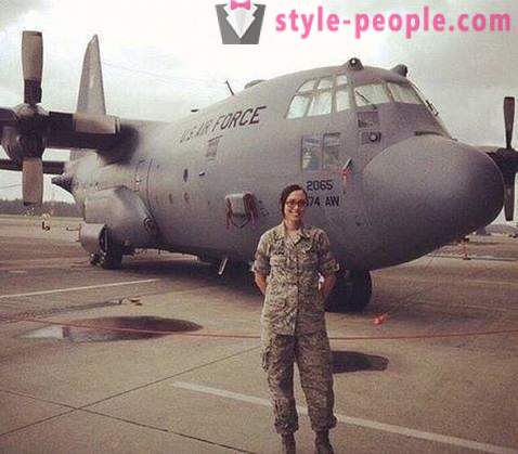 Kerissa Littlejohn - medlemmer af det amerikanske luftvåben, som er en professionel model, og har en kandidatgrad