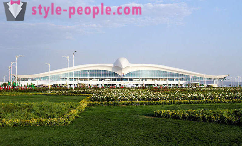 Turkmenistan åbnede lufthavnen i form af en flyvende falk