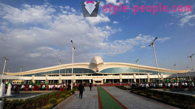 Turkmenistan åbnede lufthavnen i form af en flyvende falk