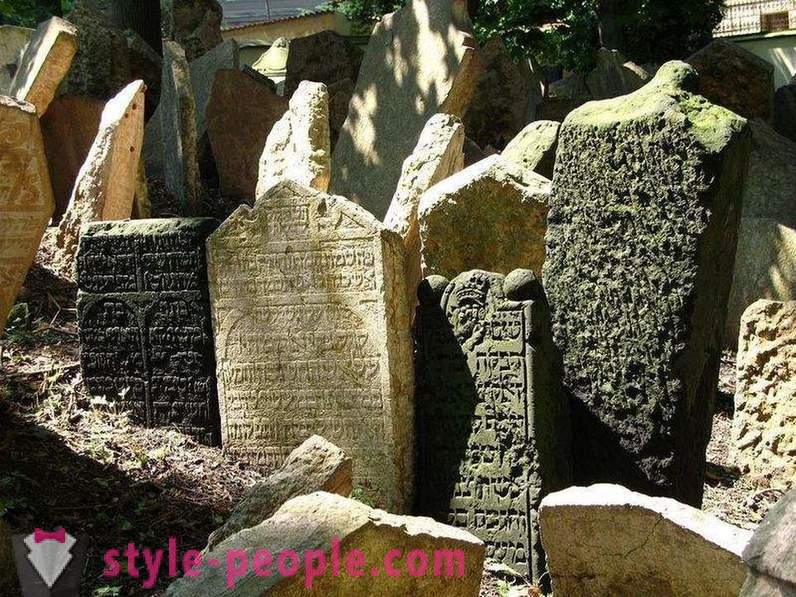 Multilayer Jewish Cemetery i Prag