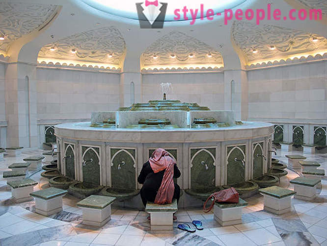 Sheikh Zayed Mosque - det vigtigste udstillingsvindue umådelige rigdomme af Emirate of Abu Dhabi