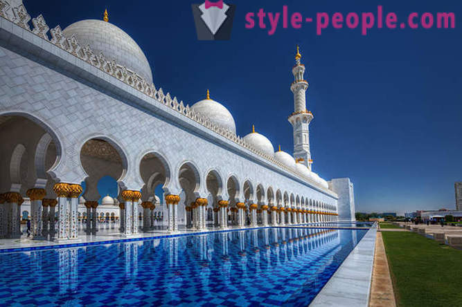 Sheikh Zayed Mosque - det vigtigste udstillingsvindue umådelige rigdomme af Emirate of Abu Dhabi