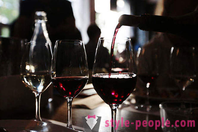 10 fakta om Beaujolais, der vil gøre dig en vinkender med upåklagelig smag