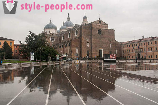 Gå gennem den italienske by Padova