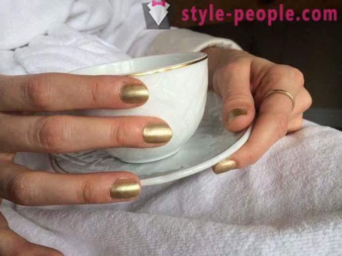 Moderigtigt guld manicure: fotos og ideer