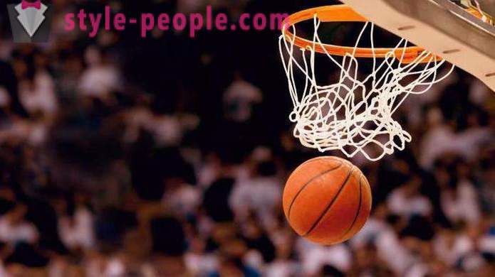 Hvor mange halvdele i basketball er opdelt i et spil?