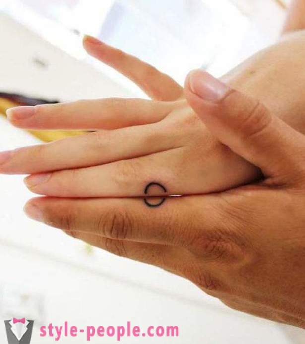 Parret tatovering for to - nuværende bevis på evig kærlighed
