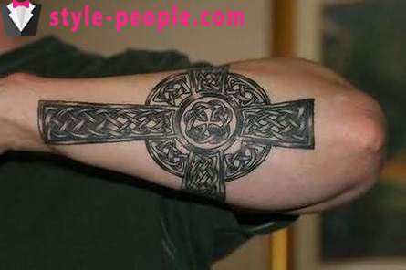 Cross tatovering på sin arm. dens værdi