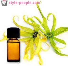Den æteriske olie af ylang-ylang vil hjælpe din ansigtshud og hår til at være perfekt